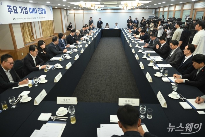 (왼쪽 일곱 번째)손경식 한국경영자총협회 회장이 3일 오전 서울 중구 한국프레스센터에서 열린 주요기업 CHO 간담회에서 인사말을 하고 있다. 사진=강민석 기자 kms@newsway.co.kr