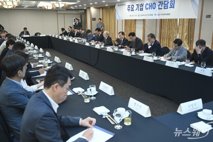 (오른쪽 여섯 번째)손경식 한국경영자총협회 회장이 3일 오전 서울 중구 한국프레스센터에서 열린 주요기업 CHO 간담회에서 인사말을 하고 있다. 사진=강민석 기자 kms@newsway.co.kr