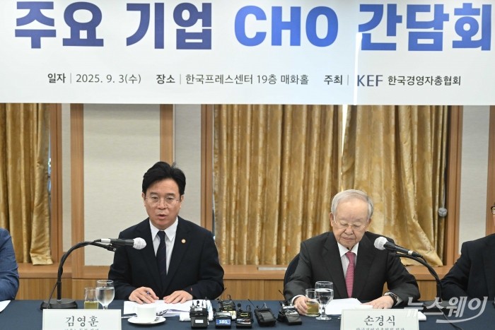 (왼쪽)김영훈 고용노동부 장관이 3일 오전 서울 중구 한국프레스센터에서 열린 주요기업 CHO 간담회에서 모두발언을 하고 있다. (왼쪽부터)김 노동부 장관, 손경식 한국경영자총협회 회장. 사진=강민석 기자 kms@newsway.co.kr
