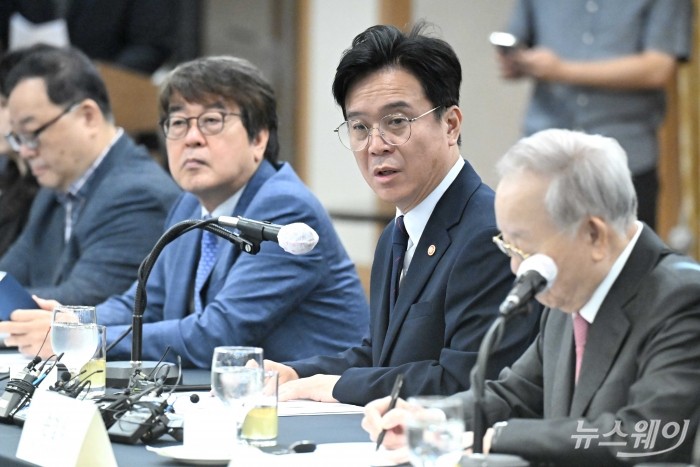 김영훈 고용노동부 장관이 3일 오전 서울 중구 한국프레스센터에서 열린 주요기업 CHO 간담회에서 모두발언을 하고 있다. 사진=강민석 기자 kms@newsway.co.kr