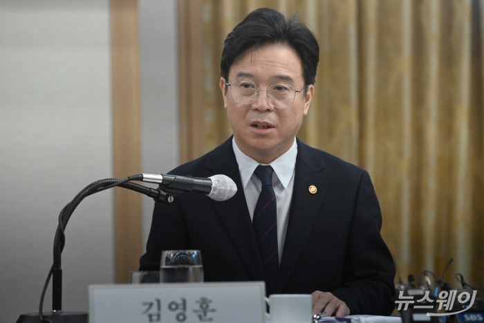 김영훈 고용노동부 장관이 3일 오전 서울 중구 한국프레스센터에서 열린 주요기업 CHO 간담회에서 모두발언을 하고 있다. 사진=강민석 기자 kms@newsway.co.kr