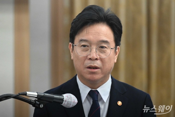 김영훈 고용노동부 장관이 3일 오전 서울 중구 한국프레스센터에서 열린 주요기업 CHO 간담회에서 모두발언을 하고 있다. 사진=강민석 기자 kms@newsway.co.kr