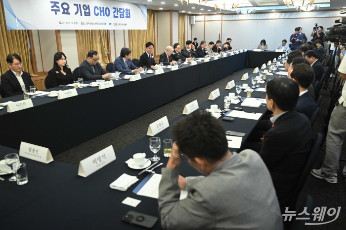 (왼쪽 다섯 번째)김영훈 고용노동부 장관이 3일 오전 서울 중구 한국프레스센터에서 열린 주요기업 CHO 간담회에서 모두발언을 하고 있다. 사진=강민석 기자 kms@newsway.co.kr