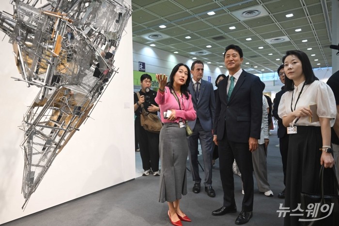 오세훈 서울시장이 3일 오전 서울 강남구 코엑스에서 열린 '2025 키아프·프리즈 서울' 개막식에 마련된 프리즈 전시장에서 작품을 살펴보고 있다. 사진=강민석 기자 kms@newsway.co.kr