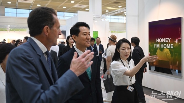 오세훈 서울시장이 3일 오전 서울 강남구 코엑스에서 열린 '2025 키아프·프리즈 서울' 개막식에 마련된 프리즈 전시장에서 작품을 살펴보고 있다. 사진=강민석 기자 kms@newsway.co.kr