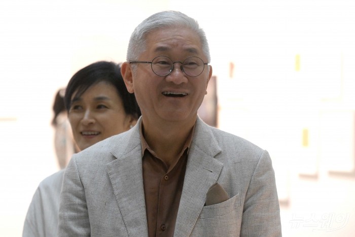 (앞)서경배 아모레퍼시픽그룹 회장과 (뒷)부인 신윤경 씨가 3일 오전 서울 강남구 코엑스에서 열린 '2025 키아프·프리즈 서울' 개막식에 마련된 프리즈 전시장에서 작품을 관람하던 중 미소를 짓고 있다. 사진=강민석 기자 kms@newsway.co.kr