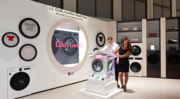 LG전자가 현지시간 5일부터 독일 베를린에서 열리는 유럽 최대 가전 전시회 'IFA 2025'에 참가한다. 사진은 모델이 전시관 내 'AI 코어테크 존'에서 LG의 듀얼 인버터 히트펌프 기술력을 소개하는 미디어월과 유럽향 복합형 세탁건조기 '워시콤보'의 내부구동 원리가 보이도록 특수 제작된 전시품을 선보이는 모습이다. 사진=LG전자 제공