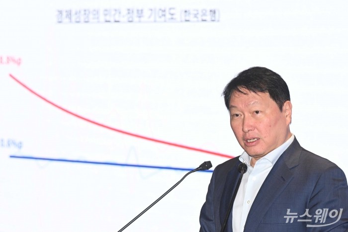 최태원 대한상공회의소 회장이 4일 오전 서울 중구 롯데호텔에서 열린 기업성장포럼 출범식에서 '경제계 전반의 규제 개혁 필요성 등'을 주제로 기조강연을 하고 있다. 사진=강민석 기자 kms@newsway.co.kr