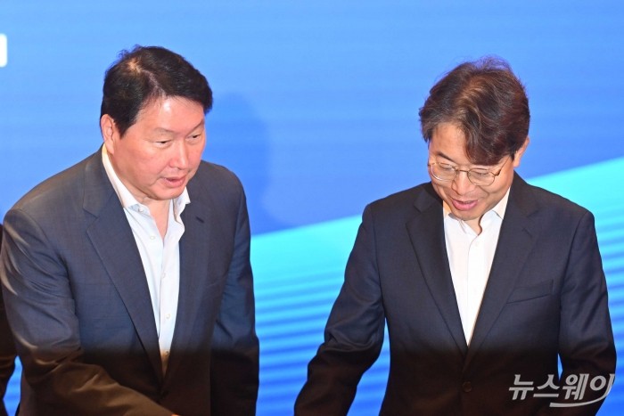(왼쪽)최태원 대한상공회의소 회장과 최기상 더불어민주당 정책위 사회수석부의장이 4일 오전 서울 중구 롯데호텔에서 열린 기업성장포럼 출범식에서 기념촬영을 마친 뒤 대화하고 있다. 사진=강민석 기자 kms@newsway.co.kr