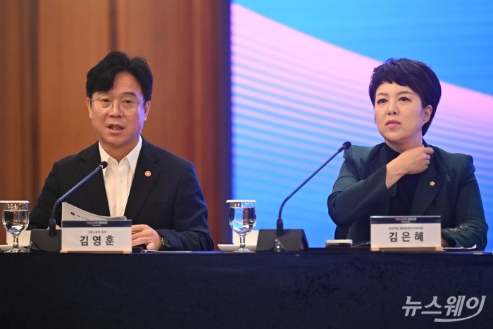(왼쪽)김영훈 고용노동부 장관이 4일 오전 서울 중구 롯데호텔에서 열린 기업성장포럼 출범식에서 인사말을 하고 있다. (오른쪽)김은혜 국민의힘 원내정책수석부대표. 사진=강민석 기자 kms@newsway.co.kr