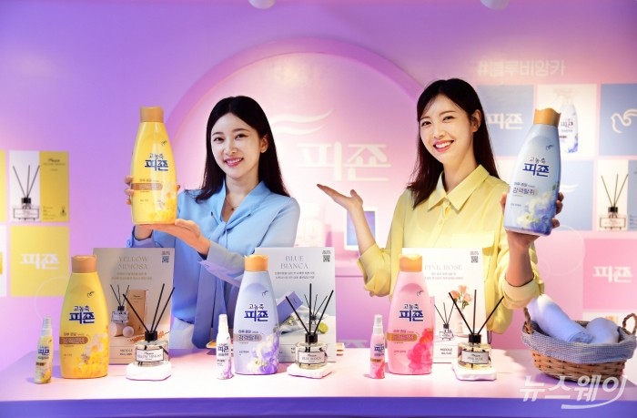 종합생활용품 전문기업 피죤이 4일 서울 중구 동대문디자인플라자 어울림광장에서 진행된 2026 S/S 서울패션위크에서 '프레시 런드리 샵(Fresh Laundry Shop)' 팝업 부스를 마련하며 자사의 상품을 소개하고 있다. 사진=피죤