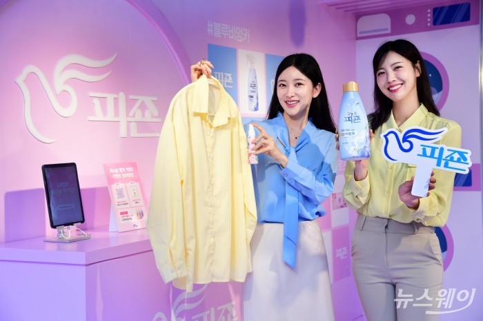 종합생활용품 전문기업 피죤이 4일 서울 중구 동대문디자인플라자 어울림광장에서 진행된 2026 S/S 서울패션위크에서 '프레시 런드리 샵(Fresh Laundry Shop)' 팝업 부스를 마련하며 자사의 상품을 소개하고 있다. 사진=피죤