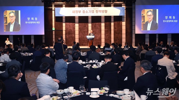 양희동 한국경영학회 회장이 5일 오전 서울 중구 웨스틴조선에서 열린 희망중소기업포럼에서 개회사를 하고 있다. 사진=강민석 기자 kms@newsway.co.kr