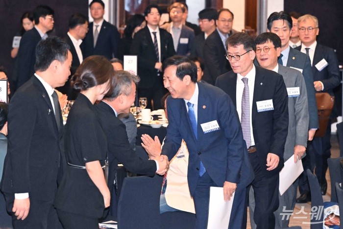 (중앙 첫 번째, 두 번째)구윤철 경제부총리 겸 기획재정부 장관과 김성태 IBK기업은행장을 비롯한 내빈들이 5일 오전 서울 중구 웨스틴조선에서 열린 희망중소기업포럼에 참석하기 위해 포럼장으로 들어서고 있다. 사진=강민석 기자 kms@newsway.co.kr