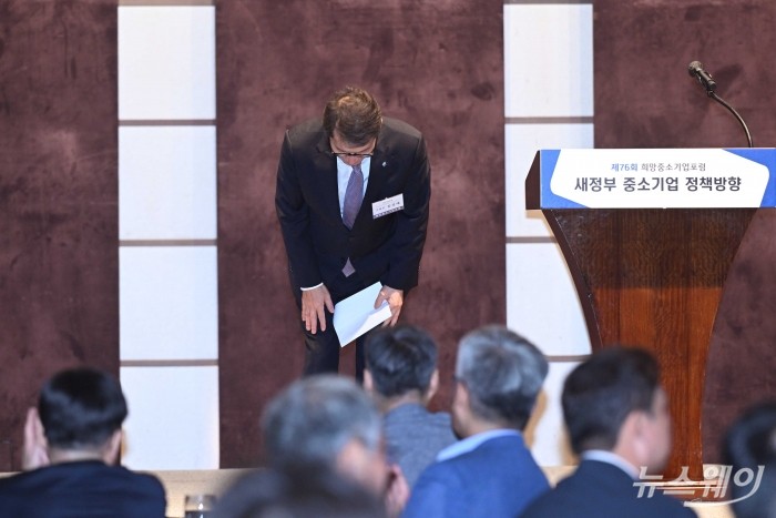 김성태 IBK기업은행장이 5일 오전 서울 중구 웨스틴조선에서 열린 희망중소기업포럼에서 개회사를 하기 앞서 참석자들에게 허리 숙여 인사를 하고 있다. 사진=강민석 기자 kms@newsway.co.kr