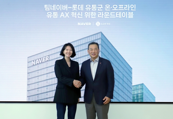 9월 5일 경기도 성남시 분당구 네이버 1784에서 (오른쪽)김상현 롯데 유통군 총괄대표 부회장과 (왼쪽)최수연 네이버 대표가 온·오프라인  <br />
유통 AX(AI Transformation) 혁신을 위한 라운드테이블을 가졌다. <br />
롯데 유통군은 이번 전략적 업무 제휴를 계기로 Agentic Enterprise 전환에 더욱 박차를 가할 예정이다./사진=롯데유통군 제공