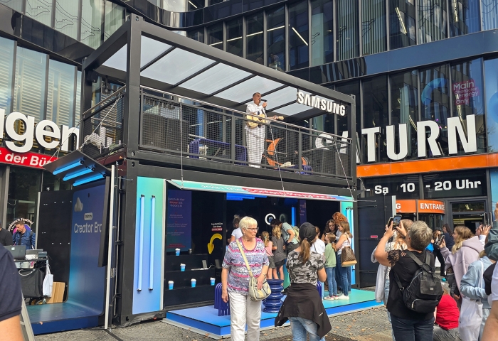 방문객들이 삼성전자가 IFA 2025 기간 중 독일 베를린의 유로파센터(Europacenter)에서 잘파 세대(Z세대와 알파세대)를 대상으로 진행한 팝업 이벤트를 체험하고 있다. 사진=삼성전자 제공