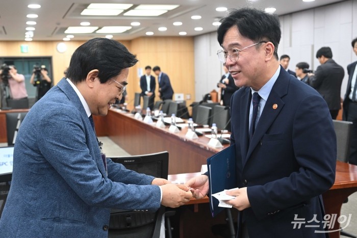 (오른쪽)김영훈 고용노동부 장관과 도세호 SPC 대표이사가 8일 오전 서울 여의도 국회의원회관에서 열린 SPC 안전보건 체계 개편 대국회 보고회 앞서 인사를 하고 있다. 사진=강민석 기자 kms@newsway.co.kr