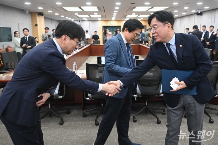 김영훈 고용노동부 장관이 8일 오전 서울 여의도 국회의원회관에서 열린 SPC 안전보건 체계 개편 대국회 보고회에 앞서 SPC 경영진들과 인사를 하고 있다. (왼쪽부터) 김범수 SPC삼립 대표이사, 도세호 SPC 대표이사, 김 노동부 장관. 사진=강민석 기자 kms@newsway.co.kr