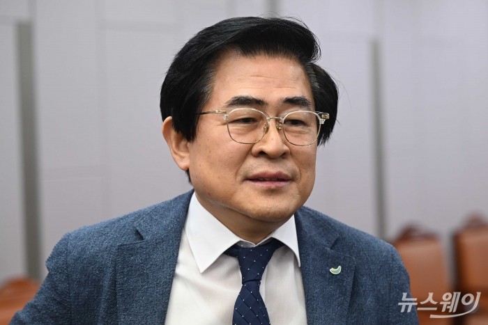 도세호 SPC 대표이사가 8일 오전 서울 여의도 국회의원회관에서 열린 SPC 안전보건 체계 개편 대국회 보고회에서 김영훈 고용노동부 장관과 인사를 하기 위해 이동하고 있다. 사진=강민석 기자 kms@newsway.co.kr