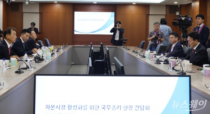 김민석 국무총리가 8일 오전 서울 영등포구 KRX서울사옥에서 정은보 KRX 이사장, 김학균 신영증권 리서치센터장, 이종형 키움증권 리서치 센터장, 박석길 JP모건 이코노미스트, 김진욱 씨티은행 이코노미스트 등 참석자들과 자본시장 활성화를 위한 현장 간담회를 하고 있다. 사진=청사사진기자단