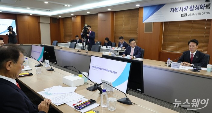 김민석 국무총리가 8일 오전 서울 영등포구 KRX서울사옥에서 열린 자본시장 활성화를 위한 현장 간담회에 참석해 인사말을 하고 있다. 사진=청사사진기자단