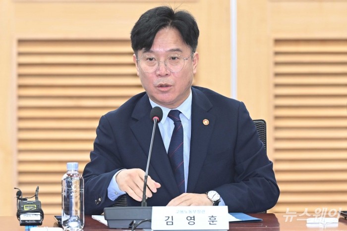 김영훈 고용노동부 장관이 8일 오전 서울 여의도 국회의원회관에서 열린 SPC 안전보건 체계 개편 대국회 보고회에서 모두발언을 하고 있다. 사진=강민석 기자 kms@newsway.co.kr