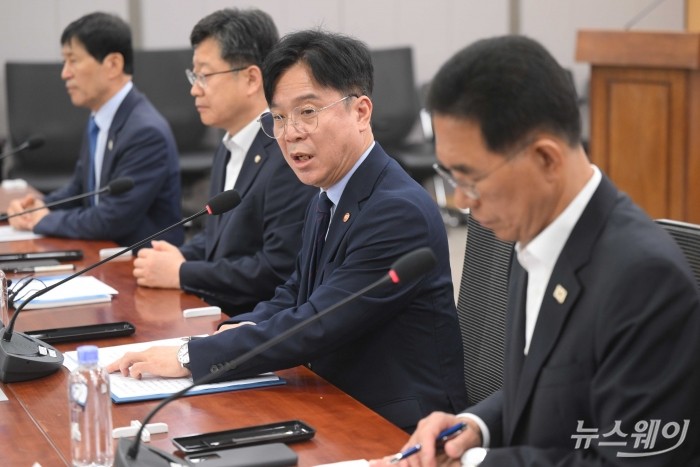 김영훈 고용노동부 장관이 8일 오전 서울 여의도 국회의원회관에서 열린 SPC 안전보건 체계 개편 대국회 보고회에서 모두발언을 하고 있다. 사진=강민석 기자 kms@newsway.co.kr