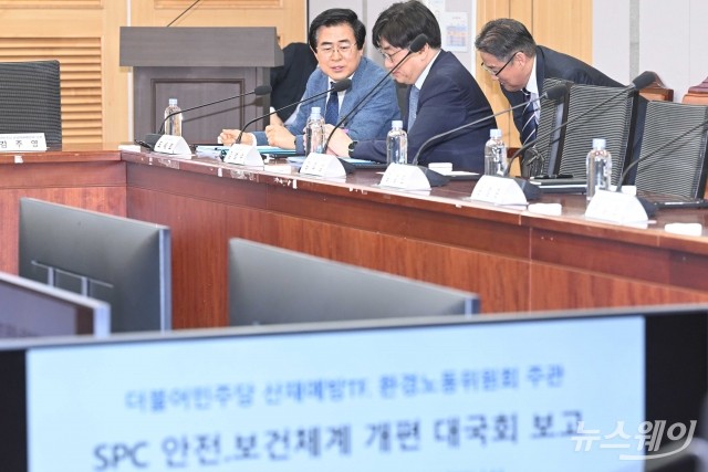 'SPC 안전보건 체계 보고회'서 대화 나누는 도세호·김범수