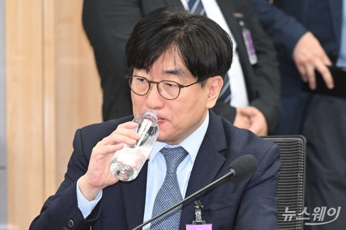 김범수 SPC삼립 대표이사가 8일 오전 서울 여의도 국회의원회관에서 열린 SPC 안전보건 체계 개편 대국회 보고회에 참석해 물을 마시고 있다. 사진=강민석 기자 kms@newsway.co.kr
