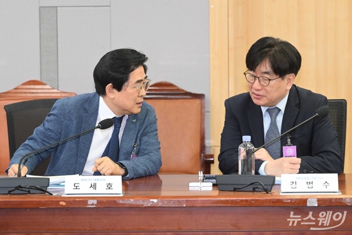 (왼쪽)도세호 SPC 대표이사와 김범수 SPC삼립 대표이사가 8일 오전 서울 여의도 국회의원회관에서 열린 SPC 안전보건 체계 개편 대국회 보고회에 참석해 대화하고 있다. 사진=강민석 기자 kms@newsway.co.kr