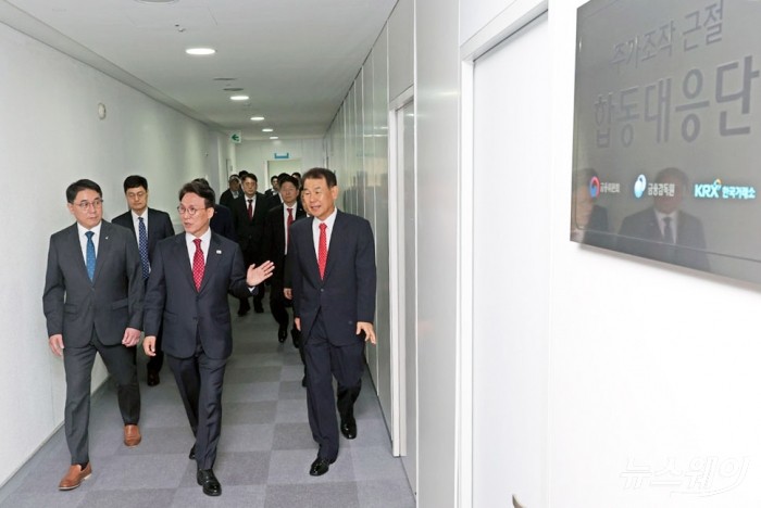 김민석 국무총리가 8일 서울 여의도 한국거래소(KRX서울사옥)에서 열린 자본시장 활성화를 위한 현장 간담회를 마친 후 주가조작근절 합동대응단을 방문하고 있다. 사진=청사사진기자단