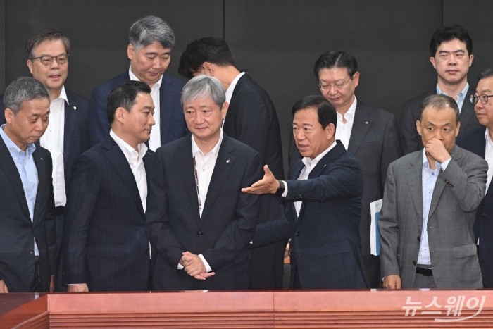 (앞 줄 오른쪽 두 번째)서유석 금융투자협회장이 8일 오전 서울 여의도 금융투자협회에서 열린 금융투자회사 CEO 간담회에서 기념촬영을 마친 뒤 (앞 줄 왼쪽 세 번째)이찬진 금융감독원장에게 자리를 안내하고 있다. 사진=강민석 기자 kms@newsway.co.kr