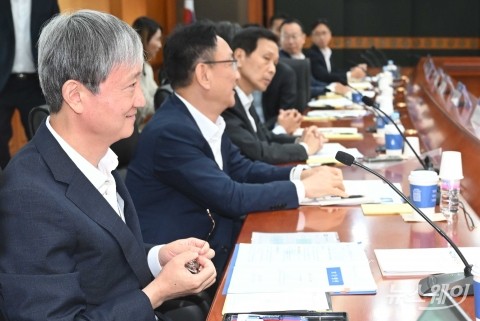 모두발언 마친 뒤 미소짓는 이찬진 금감원장