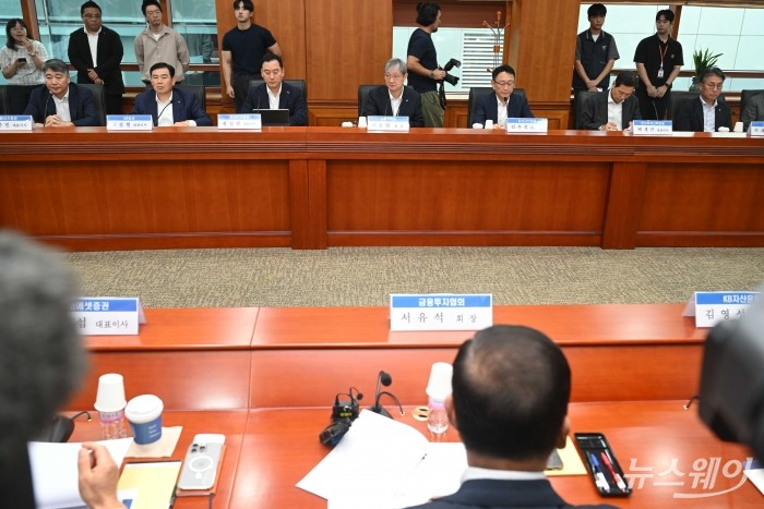 이찬진 금융감독원장이 8일 오전 서울 여의도 금융투자협회에서 열린 금융투자회사 CEO 간담회에서 모두발언을 하고 있다. 사진=강민석 기자 kms@newsway.co.kr