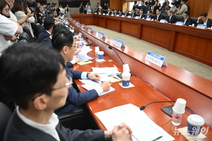 (오른쪽 세 번째)이찬진 금융감독원장이 8일 오전 서울 여의도 금융투자협회에서 열린 금융투자회사 CEO 간담회에서 모두발언을 하고 있다. 사진=강민석 기자 kms@newsway.co.kr