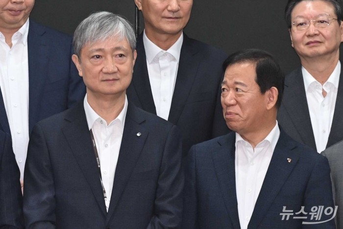 (왼쪽)이찬진 금융감독원장과 서유석 금융투자협회장이 8일 오전 서울 여의도 금융투자협회에서 열린 금융투자회사 CEO 간담회에 기념촬영하기 앞서 대화하고 있다. 사진=강민석 기자 kms@newsway.co.kr