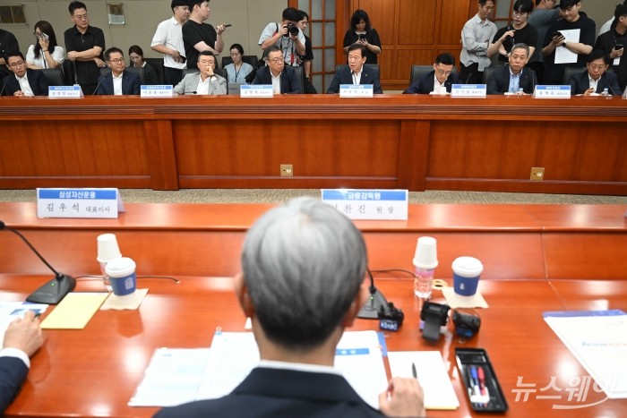 (오른쪽 네 번째)서유석 금융투자협회장이 8일 오전 서울 여의도 금융투자협회에서 열린 금융투자회사 CEO 간담회에서 모두발언을 하고 있다. 사진=강민석 기자 kms@newsway.co.kr