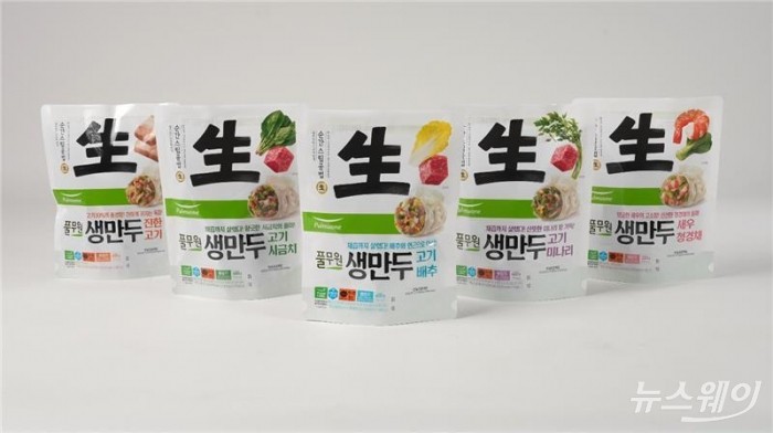 풀무원식품이 '순간 스팀 공법'을 활용한 프리미엄 냉동만두 '풀무원 생만두' 5종을 출시했다. 사진제공=풀무원