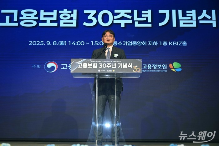 권기섭 경제사회노동위원회 위원장이 8일 오후 서울 여의도 중소기업중앙회에서 열린 고용보험 30주년 기념식에서 축사를 하고 있다. 사진=강민석 기자 kms@newsway.co.kr