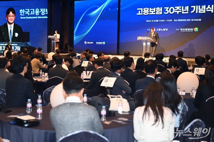 권기섭 경제사회노동위원회 위원장이 8일 오후 서울 여의도 중소기업중앙회에서 열린 고용보험 30주년 기념식에서 축사를 하고 있다. 사진=강민석 기자 kms@newsway.co.kr