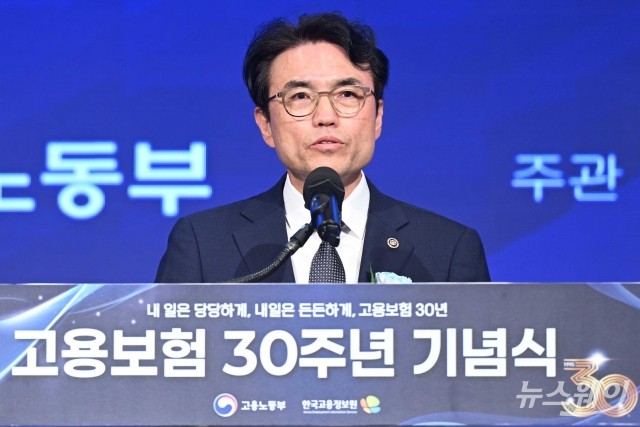 기념사 밝히는 권창준 노동부 차관