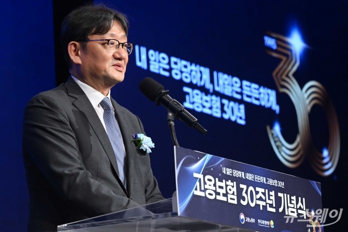 권기섭 경제사회노동위원회 위원장이 8일 오후 서울 여의도 중소기업중앙회에서 열린 고용보험 30주년 기념식에서 축사를 하고 있다. 사진=강민석 기자 kms@newsway.co.kr