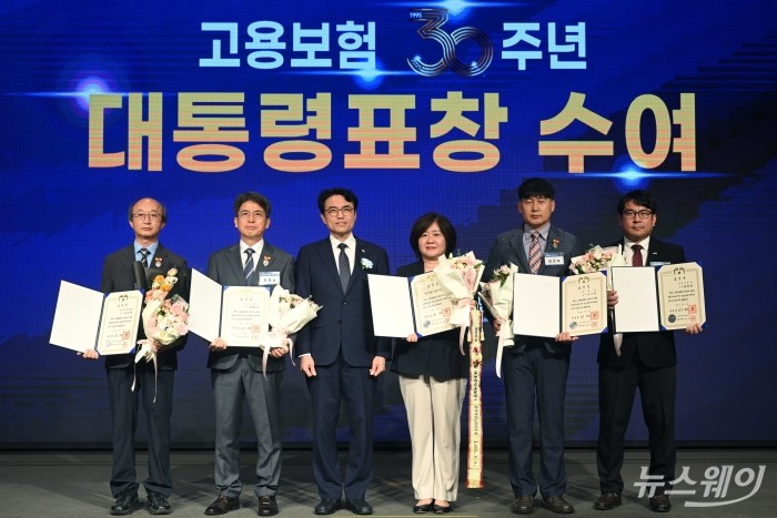 (왼쪽 세 번째)권창준 고용노동부 차관을 비롯한 수상자들이 8일 오후 서울 여의도 중소기업중앙회에서 열린 고용보험 30주년 기념식에서 기념촬영을 하고 있다. 사진=강민석 기자 kms@newsway.co.kr