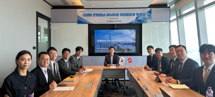 강태영 NH농협은행장이 지난달 30일 농협은행 홍콩지점에서 아시아권 국외점포장들이 간담회 후 기념촬영을 하고 있다. 사진=농협은행 제공