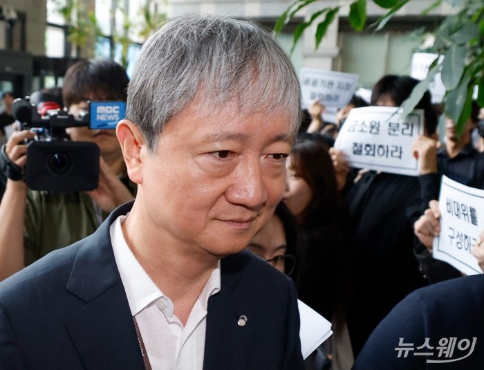 이찬진 금감원장이 9일 오전 직원들의 금소원 분리 반대 시위 현장을 지나쳐 출근하고 있다. 사진=이수길 기자 Leo2004@newsway.co.kr