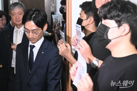 굳은 표정으로 금융권 간담회 향하는 이찬진 금감원장