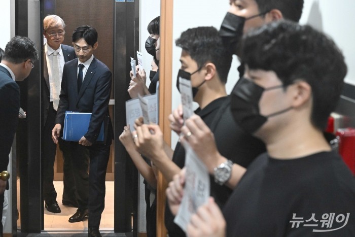 이찬진 금융감독원장이 9일 오후 서울 여의도 금융감독원 본원에서 열린 '금융소비자보호 거버넌스 관련 전(全) 금융권 간담회'에 참석하던 중 정부의 금감원 내 금융소비자보호처 분리 및 공공기관 지정 등 금융감독체계 조직 개편에 반대 문구를 든 금감원 노동조합원들을 바라보며 간담회장으로 들어서고 있다. 사진=강민석 기자 kms@newsway.co.kr