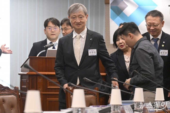 이찬진 금융감독원장이 9일 오후 서울 여의도 금융감독원 본원에서 열린 '금융소비자보호 거버넌스 관련 전(全) 금융권 간담회'에 참석하기 위해 자리로 이동하고 있다. 사진=강민석 기자 kms@newsway.co.kr