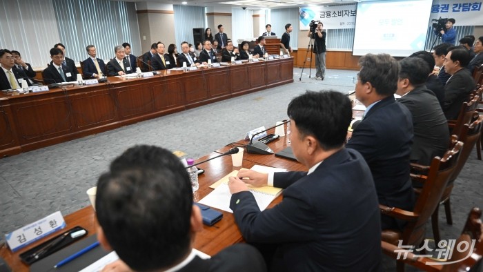 (왼쪽 세 번째)이찬진 금융감독원장이 9일 오후 서울 여의도 금융감독원 본원에서 열린 '금융소비자보호 거버넌스 관련 전(全) 금융권 간담회'에서 모두발언을 하고 있다. 사진=강민석 기자 kms@newsway.co.kr